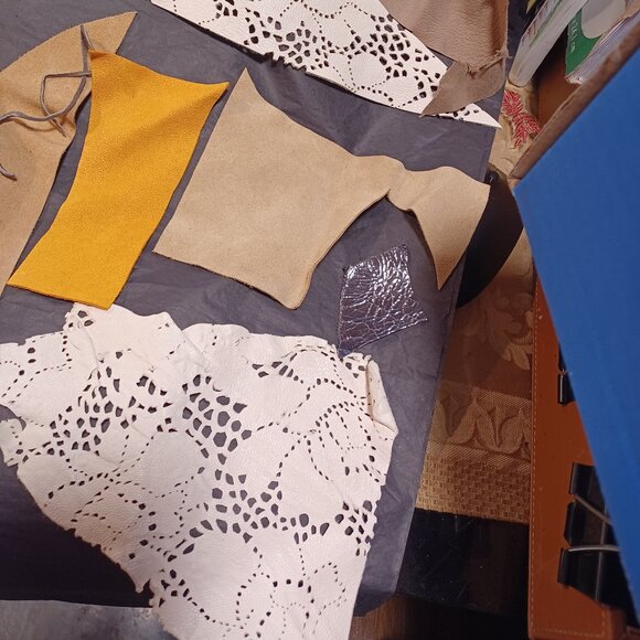 Box of Leather Scraps - Picture 2 of 10